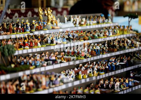 ©PHOTOPQR/LA PROVENCE/VALERIE VREL ; Marseille ; 20/11/2021 ; Lancement de la Foire aux santons et du marché de Noël axé sur les commerciants et premiers visiteurs, sur le Vieux-Port. - Marsiglia, Francia, novembre 20th 2021 mostra di cifre del presepe di Marsiglia Foto Stock