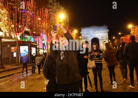 ©PHOTOPQR/LE PARISIEN/Olivier Lejeune ; Paris 21/11/2021 ILLUMINATIONS DE NOEL DES CHAMPS ELYSEE Illuminazioni natalizie degli Champs Elysee a Parigi, Francia, il 21st 2021 novembre Foto Stock