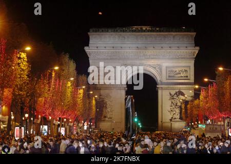 ©PHOTOPQR/LE PARISIEN/Olivier Lejeune ; Paris 21/11/2021 ILLUMINATIONS DE NOEL DES CHAMPS ELYSEE Illuminazioni natalizie degli Champs Elysee a Parigi, Francia, il 21st 2021 novembre Foto Stock