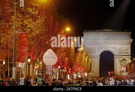 ©PHOTOPQR/LE PARISIEN/Olivier Lejeune ; Paris 21/11/2021 ILLUMINATIONS DE NOEL DES CHAMPS ELYSEE Illuminazioni natalizie degli Champs Elysee a Parigi, Francia, il 21st 2021 novembre Foto Stock