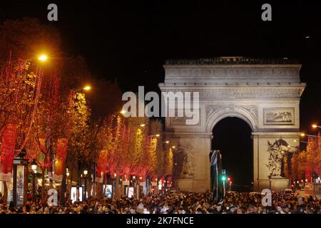 ©PHOTOPQR/LE PARISIEN/Olivier Lejeune ; Paris 21/11/2021 ILLUMINATIONS DE NOEL DES CHAMPS ELYSEE Illuminazioni natalizie degli Champs Elysee a Parigi, Francia, il 21st 2021 novembre Foto Stock