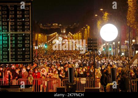 ©PHOTOPQR/LE PARISIEN/Olivier Lejeune ; Paris 21/11/2021 ILLUMINATIONS DE NOEL DES CHAMPS ELYSEE Illuminazioni natalizie degli Champs Elysee a Parigi, Francia, il 21st 2021 novembre Foto Stock