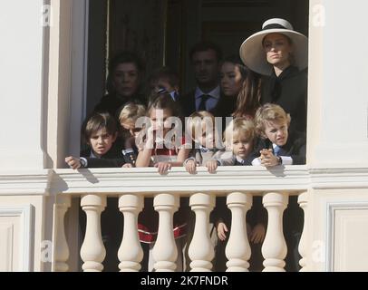 ©PHOTOPQR/NICE MATIN/CYRIL DODERGNY ; Monaco ; 19/11/2021 ; Monaco le 19/11/2021 - Fête Nationale Monégasque - la Princesse Caroline de Hanovre, tous ses petits enfants accompagni de Pierre Casiraghi, Alexandra de Hanovre Monaco, nov 19th 2021. Giornata nazionale a Monaco. Cerimonia in balcone con famiglia principesca Foto Stock