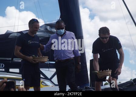 ©ALAIN MATAU/MAXPPP - ARRIVEE TRANSAT JACQUES VABRE du MAXI EDMOND DE ROTHSCHILD classe ULTIME, SKIPPER FRANCK CAMMAS et CHARLES CAUDRELIER AVEC LE MAIRE DE FORT DE FRANCE DIDIER LAGUERRE - Fort de France, Martinica, 23/11/2021 arrivo della corsa a vela Jacques Vabre Foto Stock