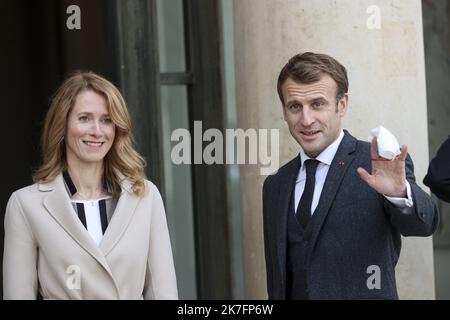 ©Sebastien Muylaert/MAXPPP - il presidente francese Emmanuel Macron saluta il primo ministro estone Kaja Kallas al suo arrivo al Palazzo Elysee di Parigi, Francia, 24.11.2021 Foto Stock