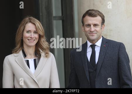 ©Sebastien Muylaert/MAXPPP - il presidente francese Emmanuel Macron saluta il primo ministro estone Kaja Kallas al suo arrivo al Palazzo Elysee di Parigi, Francia, 24.11.2021 Foto Stock