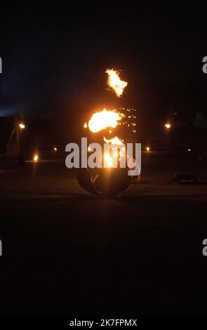 ©Maryne Djouri / le Pictorium/MAXPPP - Maryne Djouri / le Pictorium - 25/11/2021 - Francia / Ile-de-France / Ile-de-France - 'le jardin de feu'. Les eclairages de Noel dans le domaine National de Saint-Cloud dans les Hauts de Seine pour 'Lumiere en Seine'. / 25/11/2021 - Francia / Ile-de-France (regione) / Ile-de-France (regione) - 'il giardino del fuoco'. Luci di Natale nel dominio nazionale di Saint-Cloud negli Hauts de Seine per 'Lumiere en Seine'. Foto Stock