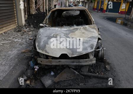 ©PHOTOPQR/LE PARISIEN/olivier corsan ; Pointe-A-Piitre ; 25/11/2021 ; Pointe-A-Pitre, Guadalupa, Francia, le 25 novembre 2021. Les mesures sanitaires imposées par le gouvernement pour lutter contre la pandémie du COVID-19 ou Coronavirus ont provocé des mougements de contestation en Guadalupa. Des immeubles et des voitures ont été incendiés. – Continuano i disordini in Martinica, in Guadalupa, mentre iniziano alcuni colloqui, le proteste avviate per le restrizioni COVID sono diventate sempre più alluose per affrontare questioni di lunga data nei territori francesi. GUADALUPA Nov 26 2021 Foto Stock