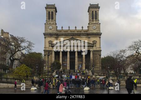 ©Maryne Djouri / le Pictorium/MAXPPP - Maryne Djouri / le Pictorium - 27/11/2021 - Francia / Ile-de-France / Parigi - manifestazione contre le Pass Sanitaire a Parigi. Le Cortege est parti de la Place de la Bataille de Stalingrad et s'est termine sur la Place Franz Liszt devant l'eglise Saint Vincent-de-Paul. / 27/11/2021 - Francia / Ile-de-France (region) / Parigi - dimostrazione contro il pass sanitario a Parigi. La processione ha avuto inizio da Place de la Bataille de Stalingrad e si è conclusa sulla Place Franz Liszt di fronte alla chiesa di Saint Vincent-de-Paul. Foto Stock