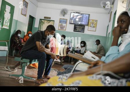 ©PHOTOPQR/LE PARISIEN/ARNAUD DUMONTIER ; Dakar ; 17/11/2021 ; Dakar - Sénégal du 15 au 17 novembre 2021. Reportage sur la vaccination contre le virus de la covid-19 au Sénégal avec le sistème COVAX. Dakar - quartier de Yoff - salle d'attente du docteur Abdou Karim Diop © Arnaud Dumontier pur le Parisien - relazione sulla vaccinazione del Senegal COVID-19 con il sistema COVAX. Foto Stock