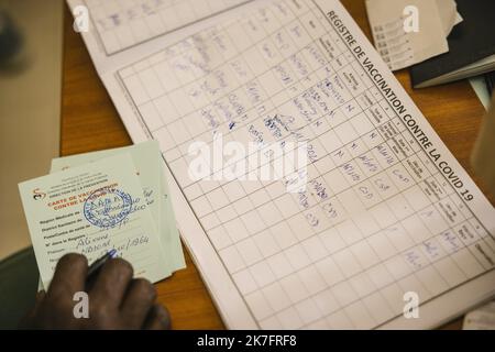 ©PHOTOPQR/LE PARISIEN/ARNAUD DUMONTIER ; Dakar ; 17/11/2021 ; Dakar - Sénégal du 15 au 17 novembre 2021. Reportage sur la vaccination contre le virus de la covid-19 au Sénégal avec le sistème COVAX. La carte verte délivrée après avoir rechu le vaccin © Arnaud Dumontier pur le Parisien - relazione sulla vaccinazione senegalese COVID-19 con il sistema COVAX. Foto Stock