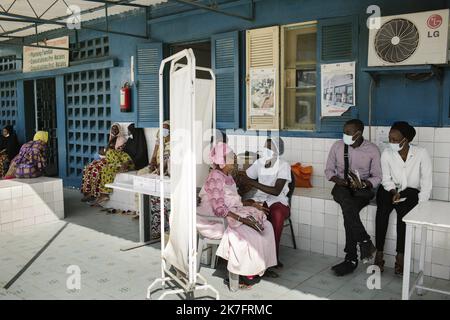 ©PHOTOPQR/LE PARISIEN/ARNAUD DUMONTIER ; Dakar ; 17/11/2021 ; Dakar - Sénégal du 15 au 17 novembre 2021. Reportage sur la vaccination contre le virus de la covid-19 au Sénégal avec le sistème COVAX. Dakar - quartier de Yoff - centro di vaccinazione. © Arnaud Dumontier pur le Parisien - relazione sulla vaccinazione del Senegal COVID-19 con il sistema COVAX. Foto Stock