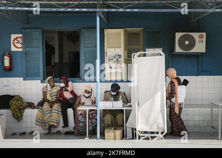 ©PHOTOPQR/LE PARISIEN/ARNAUD DUMONTIER ; Dakar ; 17/11/2021 ; Dakar - Sénégal du 15 au 17 novembre 2021. Reportage sur la vaccination contre le virus de la covid-19 au Sénégal avec le sistème COVAX. Dakar - quartier de Yoff - centro di vaccinazione. © Arnaud Dumontier pur le Parisien - relazione sulla vaccinazione del Senegal COVID-19 con il sistema COVAX. Foto Stock