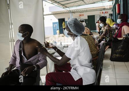 ©PHOTOPQR/LE PARISIEN/ARNAUD DUMONTIER ; Dakar ; 17/11/2021 ; Dakar - Sénégal du 15 au 17 novembre 2021. Reportage sur la vaccination contre le virus de la covid-19 au Sénégal avec le sistème COVAX. Dakar - quartier de Yoff - centro di vaccinazione. © Arnaud Dumontier pur le Parisien - relazione sulla vaccinazione del Senegal COVID-19 con il sistema COVAX. Foto Stock