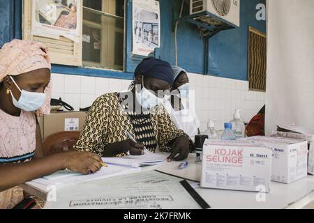 ©PHOTOPQR/LE PARISIEN/ARNAUD DUMONTIER ; Dakar ; 17/11/2021 ; Dakar - Sénégal du 15 au 17 novembre 2021. Reportage sur la vaccination contre le virus de la covid-19 au Sénégal avec le sistème COVAX. Dakar - quartier de Yoff - centro di vaccinazione. © Arnaud Dumontier pur le Parisien - relazione sulla vaccinazione del Senegal COVID-19 con il sistema COVAX. Foto Stock