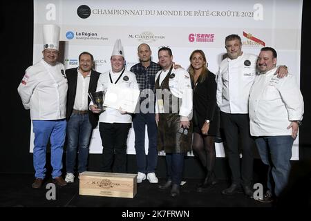 ©PHOTOPQR/LE PROGRES/Joël PHILIPPON - Collonges-au-Mont-d'Or 29/11/2021 - Pâté croute championnat du monde. 29 novembre 2021 -Damien Raymond à la deuxième Place. - Collonges au Mont d'Or, Francia, nov 29th 2021. Gastronomia francese. Campionato del mondo Pâté Croute Foto Stock