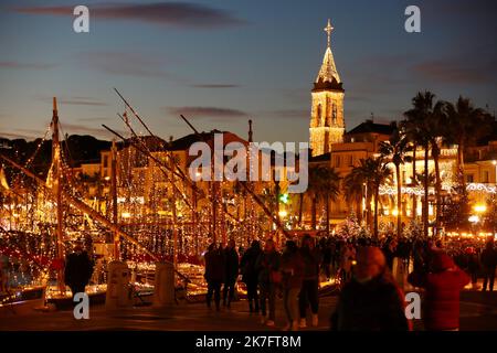 ©PHOTOPQR/NICE MATIN/Luc Boutria ; ; 30/11/2021 ; INAUGURAZIONE SANARIA DES ILLUMINATIONS DE NOEL Sanary, Francia, novembre 30th 2021 luci di Natale Foto Stock