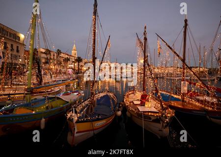 ©PHOTOPQR/NICE MATIN/Luc Boumtria ; ; 30/11/2021 ; INAUGURAZIONE SANARIA DES ILLUMINATIONS DE NOEL POINTUS BATEAUX ILLUMININES Sanary, Francia, nov 30th 2021 luci di Natale Foto Stock