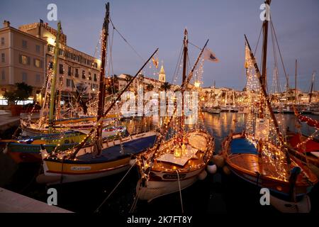 ©PHOTOPQR/NICE MATIN/Luc Boumtria ; ; 30/11/2021 ; INAUGURAZIONE SANARIA DES ILLUMINATIONS DE NOEL POINTUS BATEAUX ILLUMININES Sanary, Francia, nov 30th 2021 luci di Natale Foto Stock