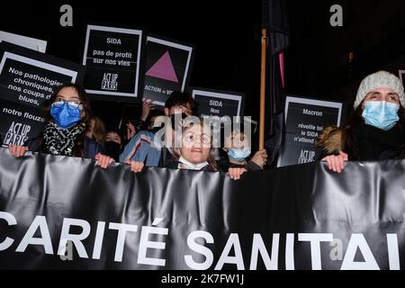 ©Olivier Donnars / le Pictorium/MAXPPP - Olivier Donnars / le Pictorium - 01/12/2021 - Francia / Parigi - 1er dicembre 2021, marche de militants d'Act-Up Paris et d'associations de luce contre le VIH/sida lors de la journee mondiale de luce contre le VIH, 40 ans apres du decouverte virus. / 01/12/2021 - Francia / Parigi - 1 dicembre 2021, marzo di attivisti e associazioni di Act-Up Paris che combattono contro l'HIV/AIDS durante la giornata mondiale contro l'HIV, 40 anni dopo la scoperta del virus. Foto Stock