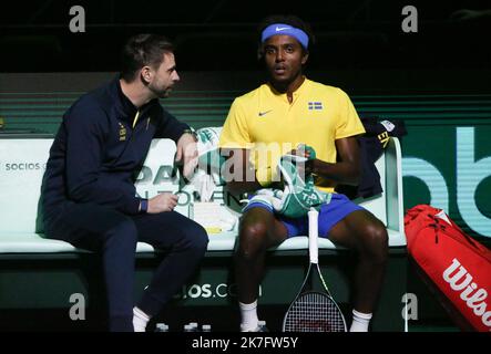 ©Laurent Lairys/MAXPPP - Elias Ymer di Svezia durante la finale trimestrale della Coppa Davis 2021, evento di tennis il 2 dicembre 2021 all'Arena di Madrid a Madrid, Spagna Foto Laurent Lairys/MAXPPP Foto Stock