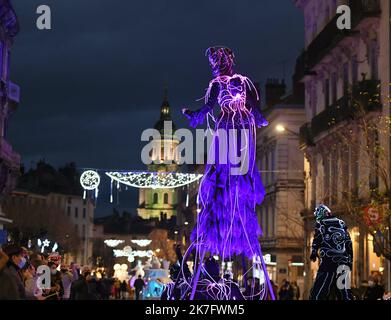 ©PHOTOPQR/LE PROGRES/Catherine AULAZ - Bourg-en-Bresse 04/12/2021 - Fêtes des lumières - 4 décembre 2021 -le retour de la Fêtes des lumières à Bourg-en-Bresse et parade féééérique. Festival delle luci a Bourg-en-Bresse il 4 dicembre 2021 Foto Stock