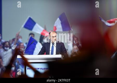 ©FRANCK CASTEL/MAXPPP - Eric Zemmour a Villepinte une journee a risque, entre manifestazioni et tensiones redoutes. Le Premier meeting du candidat à la presidentielle ce dimanche apres midi pourrait generer des violences entre ses supporters et des opposants. Les autorites sont sur le qui vive. 16 000 pers . 400 accrediti giornalisti. le 05.12.2021 il primo incontro di Eric Zemmour, candidato presidenziale di questa domenica pomeriggio che ha generato violenza tra i suoi sostenitori e gli oppositori. Foto Stock