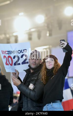 ©FRANCK CASTEL/MAXPPP - Eric Zemmour a Villepinte une journee a risque, entre manifestazioni et tensiones redoutes. Le Premier meeting du candidat à la presidentielle ce dimanche apres midi pourrait generer des violences entre ses supporters et des opposants. Les autorites sont sur le qui vive. 16 000 pers . 400 accrediti giornalisti. le 05.12.2021 il primo incontro di Eric Zemmour, candidato presidenziale di questa domenica pomeriggio che ha generato violenza tra i suoi sostenitori e gli oppositori. Foto Stock