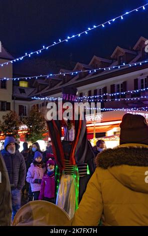 ©Maryne Djouri / le Pictorium/MAXPPP - Maryne Djouri / le Pictorium - 3/12/2021 - Francia / Rhone Alpes / Annecy - le Marche de Noel d'Annecy avec ses stands. Les Marches de Noel sont menaces par la 5eme vaga de la Covid en france. / 3/12/2021 - Francia / Rodano Alpi / Annecy - il mercato di Natale di Annecy con i suoi stand. I mercatini di Natale sono minacciati dalla 5th ondata di Covid in Francia. Foto Stock