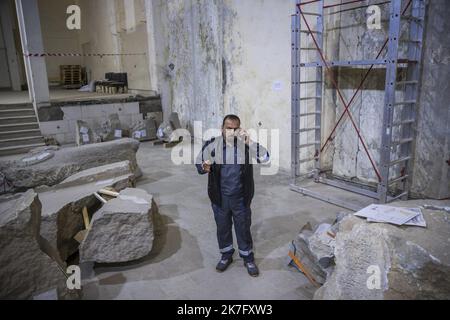 ©Christophe Petit Tesson/MAXPPP - 29/11/2021 ; MOSUL ; IRAQ - le directeur du musee Zaid Gazi Saadala. Daniel Ibled, Conservateur restaurateur speciiste de la taille de pierre dirige une equipe de 3 Francais missiones par le departement des antiquites orientales du musee du Louvre pour former des employes du musee et participper a la restauration des Monuments Assyriens detruit par l'organisation Etat Islamique en Fevrier 2015 apres la pry de la ville. I restauratori francesi del Dipartimento delle Antichità Orientali del Museo del Louvre stanno lavorando alla formazione dei dipendenti del museo e alla formazione dei Foto Stock