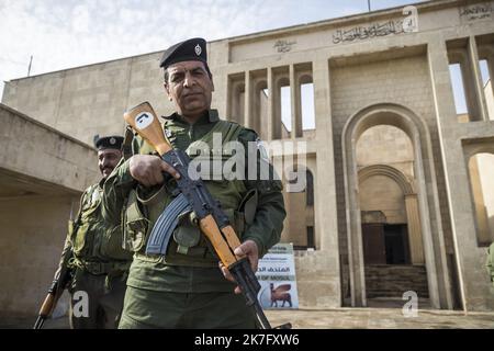 ©Christophe Petit Tesson/MAXPPP - 29/11/2021 ; MOSUL ; IRAQ - Des gardes armes surveillent l'entree du batiment du musee. Daniel Ibled, Conservateur restaurateur speciiste de la taille de pierre dirige une equipe de 3 Francais missiones par le departement des antiquites orientales du musee du Louvre pour former des employes du musee et participper a la restauration des Monuments Assyriens detruit par l'organisation Etat Islamique en Fevrier 2015 apres la pry de la ville. I restauratori francesi del Dipartimento delle Antichità Orientali del Museo del Louvre stanno lavorando alla formazione del museo Foto Stock