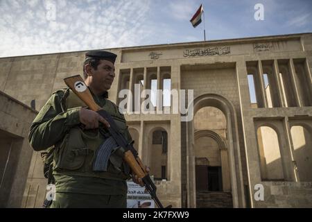 ©Christophe Petit Tesson/MAXPPP - 29/11/2021 ; MOSUL ; IRAQ - Des gardes armes surveillent l'entree du batiment du musee. Daniel Ibled, Conservateur restaurateur speciiste de la taille de pierre dirige une equipe de 3 Francais missiones par le departement des antiquites orientales du musee du Louvre pour former des employes du musee et participper a la restauration des Monuments Assyriens detruit par l'organisation Etat Islamique en Fevrier 2015 apres la pry de la ville. I restauratori francesi del Dipartimento delle Antichità Orientali del Museo del Louvre stanno lavorando alla formazione del museo Foto Stock