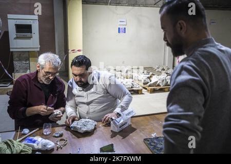 ©Christophe Petit Tesson/MAXPPP - 29/11/2021 ; MOSUL ; IRAQ - Les restaurateurs Francais et irakiens autour de Daniel Ibled travaillent sur des fragments du socle de la stele du trone du Roi Ashurnasir Pal II (ou Assurnasirpal II) detruite a l'exploif. Daniel Ibled, Conservateur restaurateur speciiste de la taille de pierre dirige une equipe de 3 Francais missiones par le departement des antiquites orientales du musee du Louvre pour former des employes du musee et participper a la restauration des Monuments Assyriens detruit par l'organisation Etat Islamique en Fevrier 2015 apres la pry d Foto Stock