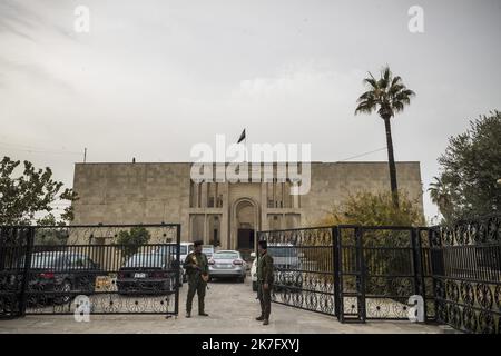 ©Christophe Petit Tesson/MAXPPP - 29/11/2021 ; MOSUL ; IRAQ - Des gardes armes surveillent l'entree du batiment du musee. Daniel Ibled, Conservateur restaurateur speciiste de la taille de pierre dirige une equipe de 3 Francais missiones par le departement des antiquites orientales du musee du Louvre pour former des employes du musee et participper a la restauration des Monuments Assyriens detruit par l'organisation Etat Islamique en Fevrier 2015 apres la pry de la ville. I restauratori francesi del Dipartimento delle Antichità Orientali del Museo del Louvre stanno lavorando alla formazione del museo Foto Stock