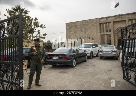 ©Christophe Petit Tesson/MAXPPP - 29/11/2021 ; MOSUL ; IRAQ - Des gardes armes surveillent l'entree du batiment du musee. Daniel Ibled, Conservateur restaurateur speciiste de la taille de pierre dirige une equipe de 3 Francais missiones par le departement des antiquites orientales du musee du Louvre pour former des employes du musee et participper a la restauration des Monuments Assyriens detruit par l'organisation Etat Islamique en Fevrier 2015 apres la pry de la ville. I restauratori francesi del Dipartimento delle Antichità Orientali del Museo del Louvre stanno lavorando alla formazione del museo Foto Stock