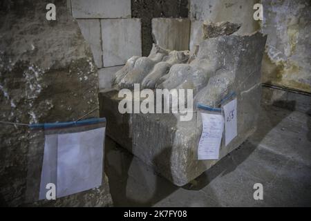 ©Christophe Petit Tesson/MAXPPP - 29/11/2021 ; MOSUL ; IRAQ - un restaurateur irakien travaille sur le socle de la stele du trone, recouverte d'ecriture cuneiforme, du Roi Ashurnasir Pal II (ou Assurnasirpal II) detruite a l'explosif. Daniel Ibled, Conservateur restaurateur speciiste de la taille de pierre dirige une equipe de 3 Francais missiones par le departement des antiquites orientales du musee du Louvre pour former des employes du musee et participper a la restauration des Monuments Assyriens detruit par l'organisation Etat Islamique en Fevrier 2015 apres la pry de la ville. Francese Foto Stock