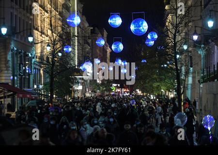 ©PHOTOPQR/LE PROGRES/Maxime JEGAT - Lyon 08/12/2021 - Fête des lumières à Lyon le 8 décembre 2021 -Rue de la République illuminée pendant la fête des lumières à Lyon. - Francia 8 2021 dicembre il Festival delle luci a Lione, Francia, è un evento popolare che originariamente mirava a esprimere gratitudine verso Maria, madre di Gesù intorno al 8 dicembre di ogni anno. Foto Stock