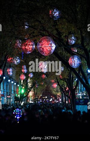 ©PHOTOPQR/LE PROGRES/Maxime JEGAT - Lyon 08/12/2021 - Fête des lumières à Lyon le 8 décembre 2021 -Rue de la République illuminée pendant la fête des lumières à Lyon. - Francia 8 2021 dicembre il Festival delle luci a Lione, Francia, è un evento popolare che originariamente mirava a esprimere gratitudine verso Maria, madre di Gesù intorno al 8 dicembre di ogni anno. Foto Stock