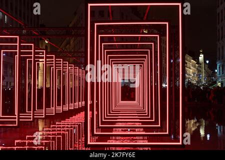 ©PHOTOPQR/LE PROGRES/Maxime JEGAT - Lyon 08/12/2021 - Fête des lumières à Lyon le 8 décembre 2021 -Place de la République illuminée pendant la fête des lumières à Lyon. - Francia 8 2021 dicembre il Festival delle luci a Lione, Francia, è un evento popolare che originariamente mirava a esprimere gratitudine verso Maria, madre di Gesù intorno al 8 dicembre di ogni anno. Foto Stock