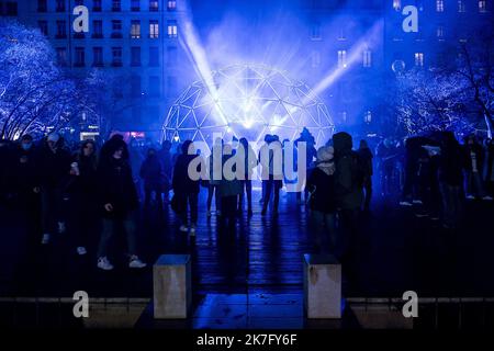 ©PHOTOPQR/LE PROGRES/Maxime JEGAT - Lyon 08/12/2021 - Fête des lumières à Lyon le 8 décembre 2021 -la Place des Célestins illuminée pendant la fête des lumières à Lyon. - Francia 8 2021 dicembre il Festival delle luci a Lione, Francia, è un evento popolare che originariamente mirava a esprimere gratitudine verso Maria, madre di Gesù intorno al 8 dicembre di ogni anno. Foto Stock