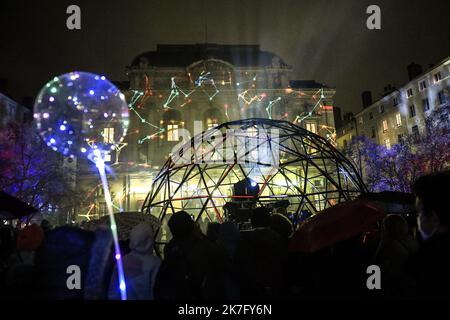 ©PHOTOPQR/LE PROGRES/Maxime JEGAT - Lyon 08/12/2021 - Fête des lumières à Lyon le 8 décembre 2021 -la Place des Célestins illuminée pendant la fête des lumières à Lyon. - Francia 8 2021 dicembre il Festival delle luci a Lione, Francia, è un evento popolare che originariamente mirava a esprimere gratitudine verso Maria, madre di Gesù intorno al 8 dicembre di ogni anno. Foto Stock