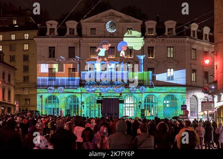 ©PHOTOPQR/LE PROGRES/Maxime JEGAT - Lyon 08/12/2021 - Fête des lumières à Lyon le 8 décembre 2021 - la gare SNCF St Paul illuminée pendant la fête des lumières à Lyon. - Francia 8 2021 dicembre il Festival delle luci a Lione, Francia, è un evento popolare che originariamente mirava a esprimere gratitudine verso Maria, madre di Gesù intorno al 8 dicembre di ogni anno. Foto Stock