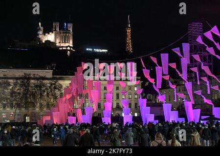 ©PHOTOPQR/LE PROGRES/Maxime JEGAT - Lyon 08/12/2021 - Fête des lumières à Lyon le 8 décembre 2021 -Place Bellecour illuminée pendant la fête des lumières à Lyon. - Francia 8 2021 dicembre il Festival delle luci a Lione, Francia, è un evento popolare che originariamente mirava a esprimere gratitudine verso Maria, madre di Gesù intorno al 8 dicembre di ogni anno. Foto Stock