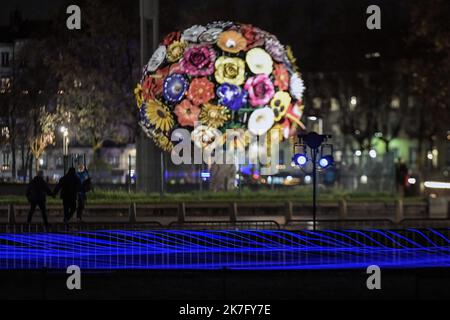 ©PHOTOPQR/LE PROGRES/Maxime JEGAT - Lyon 08/12/2021 - Fête des lumières à Lyon le 8 décembre 2021 -Place Antonin Poncet illuminée pendant la fête des lumières à Lyon. - Francia 8 2021 dicembre il Festival delle luci a Lione, Francia, è un evento popolare che originariamente mirava a esprimere gratitudine verso Maria, madre di Gesù intorno al 8 dicembre di ogni anno. Foto Stock