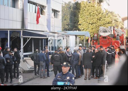 ©Yassine Mahjoub/MAXPPP - i vigili del fuoco e le forze di sicurezza tunisine stanno lavorando al fuoco presso la sede del partito islamista Ennahdha nel centro di Tunisi il 9 dicembre 2021. Vicepresidente del movimento Ali Laaryadh e presidente del consiglio consultivo Abdelkarim Harouni sono stati entrambi ricoverati dopo il salto dal secondo piano dell'edificio per sfuggire alle fiamme, i membri del partito said.photo: Yassine Mahjoub Foto Stock