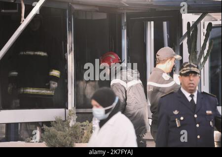 ©Yassine Mahjoub/MAXPPP - i vigili del fuoco e le forze di sicurezza tunisine stanno lavorando al fuoco presso la sede del partito islamista Ennahdha nel centro di Tunisi il 9 dicembre 2021. Vicepresidente del movimento Ali Laaryadh e presidente del consiglio consultivo Abdelkarim Harouni sono stati entrambi ricoverati dopo il salto dal secondo piano dell'edificio per sfuggire alle fiamme, i membri del partito said.photo: Yassine Mahjoub Foto Stock