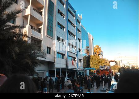 ©Yassine Mahjoub/MAXPPP - i vigili del fuoco e le forze di sicurezza tunisine stanno lavorando al fuoco presso la sede del partito islamista Ennahdha nel centro di Tunisi il 9 dicembre 2021. Vicepresidente del movimento Ali Laaryadh e presidente del consiglio consultivo Abdelkarim Harouni sono stati entrambi ricoverati dopo il salto dal secondo piano dell'edificio per sfuggire alle fiamme, i membri del partito said.photo: Yassine Mahjoub Foto Stock