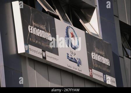 ©Yassine Mahjoub/MAXPPP - i vigili del fuoco e le forze di sicurezza tunisine stanno lavorando al fuoco presso la sede del partito islamista Ennahdha nel centro di Tunisi il 9 dicembre 2021. Vicepresidente del movimento Ali Laaryadh e presidente del consiglio consultivo Abdelkarim Harouni sono stati entrambi ricoverati dopo il salto dal secondo piano dell'edificio per sfuggire alle fiamme, i membri del partito said.photo: Yassine Mahjoub Foto Stock