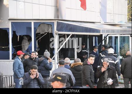 ©Yassine Mahjoub/MAXPPP - i vigili del fuoco e le forze di sicurezza tunisine stanno lavorando al fuoco presso la sede del partito islamista Ennahdha nel centro di Tunisi il 9 dicembre 2021. Vicepresidente del movimento Ali Laaryadh e presidente del consiglio consultivo Abdelkarim Harouni sono stati entrambi ricoverati dopo il salto dal secondo piano dell'edificio per sfuggire alle fiamme, i membri del partito said.photo: Yassine Mahjoub Foto Stock