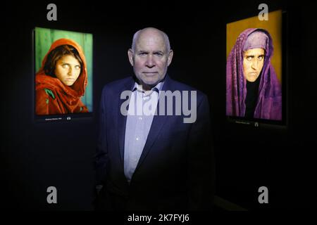 ©PHOTOPQR/LE PARISIEN/olivier corsan ; Paris ; 07/12/2021 ; Paris, France, le 7 dÃ 2021. Le photographe Steve McCurry a une exposition de ses meilleures images au MusÃ Maillol Ã Paris. - Steve McCurry mostra al museo Maillol di Parigi Foto Stock